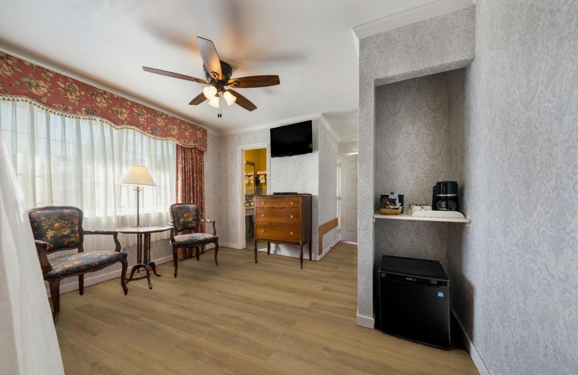 Carmel Inn & Suites Экстерьер фото